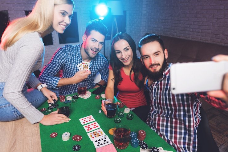 Platform royalbet menampilkan studio live dealer dengan dealer profesional dan multi-camera setup