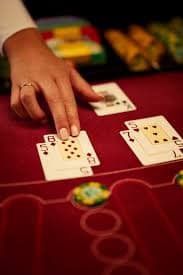 Antarmuka aplikasi mobile royalbet dengan live casino dan menu navigasi yang intuitif